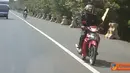Citizen6, Jakarta: Tiga sepeda motor masuk Jalan Tol. Motor ini terlihat bersama rombongan pengantar jenazah, masuk dari arah UKI Cawang, dan keluar di Pintu Tol Cibubur 1, Minggu (10/4) siang.(Pengirim: Adrianto)