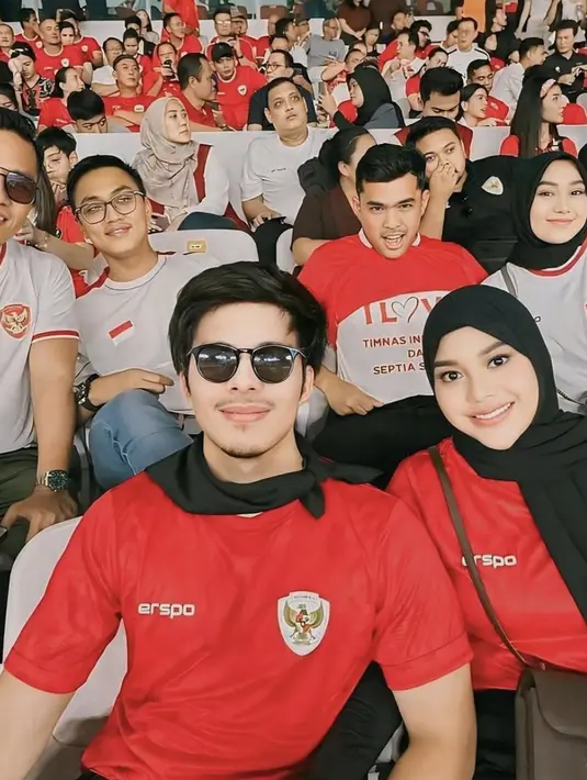 Aurel dan Atta Halilintar juga tampak mengenakan jersey dari Erspo, keduanya memadukan nuansa hitam sehingga tampilannya terlihat lebih bold. [Foto: Instagram/ Atta Halilintar]