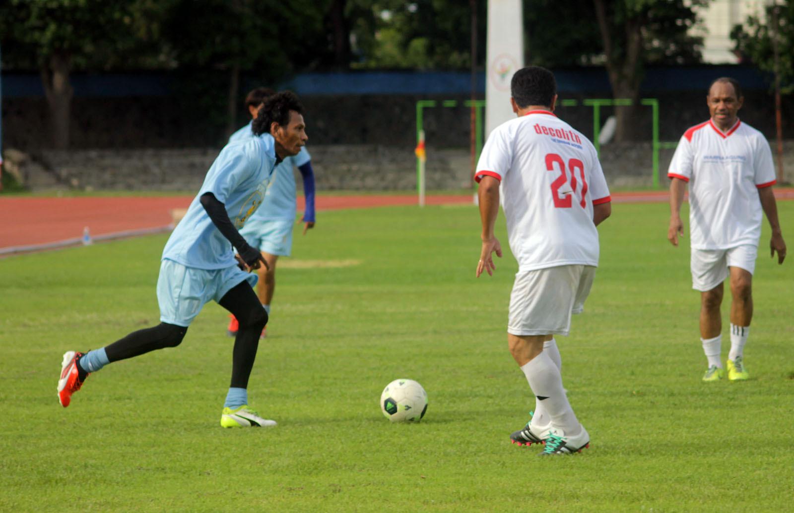 Rochy Putiray saat bermain dalam laga persahabatan memperkuat Arseto Solo melawan mantan pemain Warna Agung di Stadion Sriwedari, Solo, Sabtu (18/11/2017). (Bola.com/Ronald Seger Prabowo)