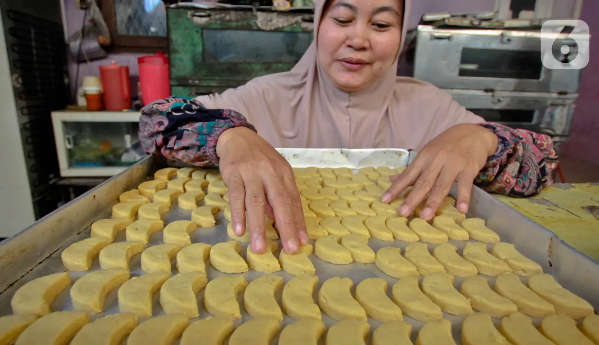<p>Pembuat kue kering memproduksi kue pesanan di kawasan Neglasari, Kota Tangerang, Minggu (23/4/2022). Permintaan kue kering di tempat tersebut meningkat saat Ramadhan yang dijual mulai harga Rp50ribu hingga Rp70ribu per toples dan sudah dipasarkan di sekitar Tangerang, Jakarta, hingga Lampung. (Liputan6.com/Angga Yuniar)</p>