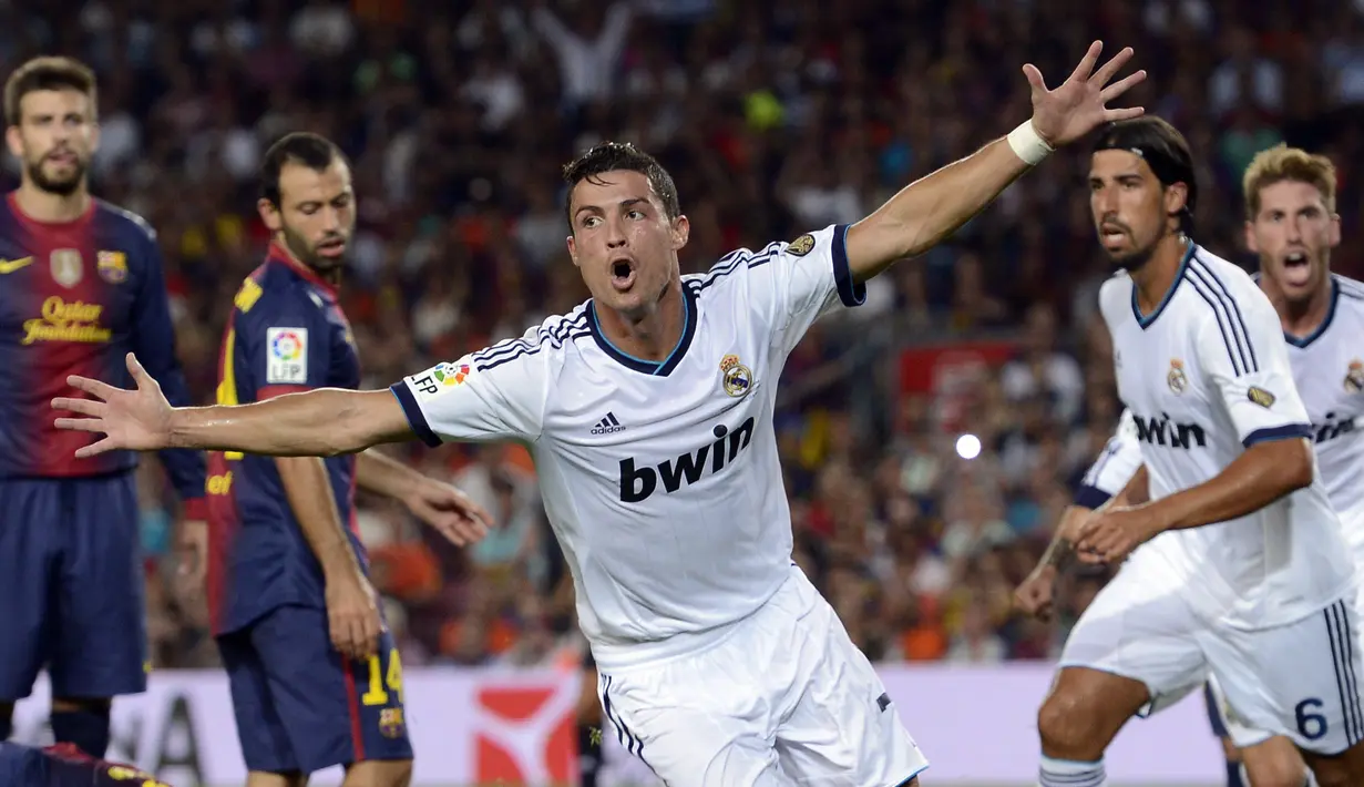 Pemain Real Madrid, Cristiano Ronaldo melakukan selebrasi setelah mencetak gol ke gawang Barcelona dalam laga Piala Super Spanyol di Camp Nou stadium, Barcelona, Spanyol, 23 Agustus 2012. (AP Photo/Manu Fernandez)