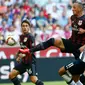 Philippe Mexes (kedua kiri) berusaha membuang bola dari kejaran Eric Lamela pada Audi Cup 2015 di Allianz Arena, Munich, Jerman (6/8/2015). Tottenham sukses merebut juara tiga usai mengalahkan AC Milan dengan skor 2-0. (Reuters/Michaela Rehle)