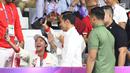Presiden Jokowi menyapa penonton saat tiba untuk menyaksikan Final Bulutangkis Beregu Putra Asian Games 2018 antara Indonesia melawan China di Jakarta, Rabu (22/8). (Liputan6.com/Helmi Fithriansyah)