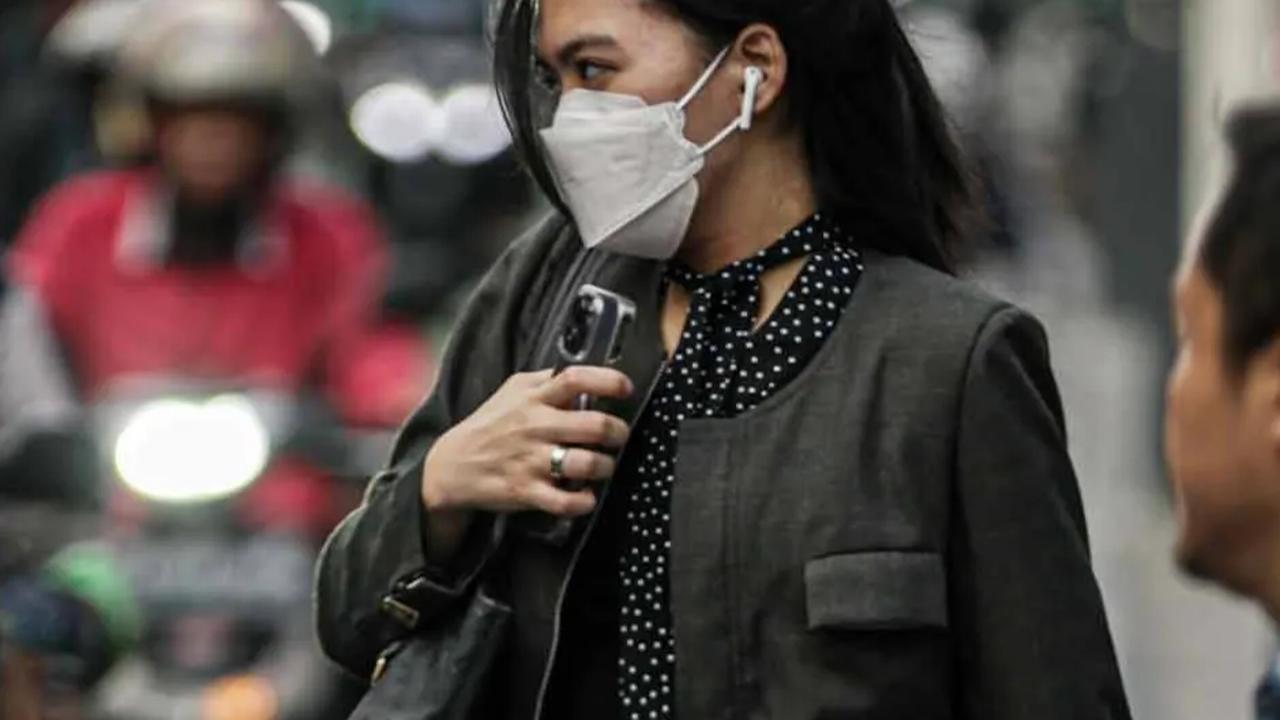 FOTO: Penemuan Kasus Mycoplasma Pneumonia dan Covid-19 Meningkat, Kemenkes Imbau Masyarakat Agar Kembali Menggunakan Masker