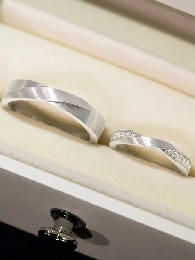 Detail Cincin Pernikahan Cucu Soeharto Darma Mangkuluhur dan Patricia Schuldtz, Desain Infinity dengan Sematan Berlian