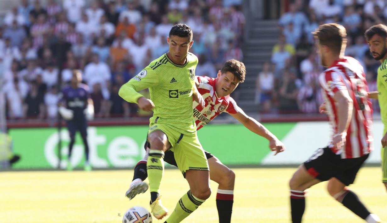 Penyerang Manchester United, Cristiano Ronaldo mengontrol bola dari kawalan pemain Brentford, Christian Norgaard pada pertandingan lanjutan Liga Inggris di Gtech Community Stadium di London, Sabtu (13/8/2022). Brentford menang telak atas MU 4-0. (AP Photo /Ian Walton)