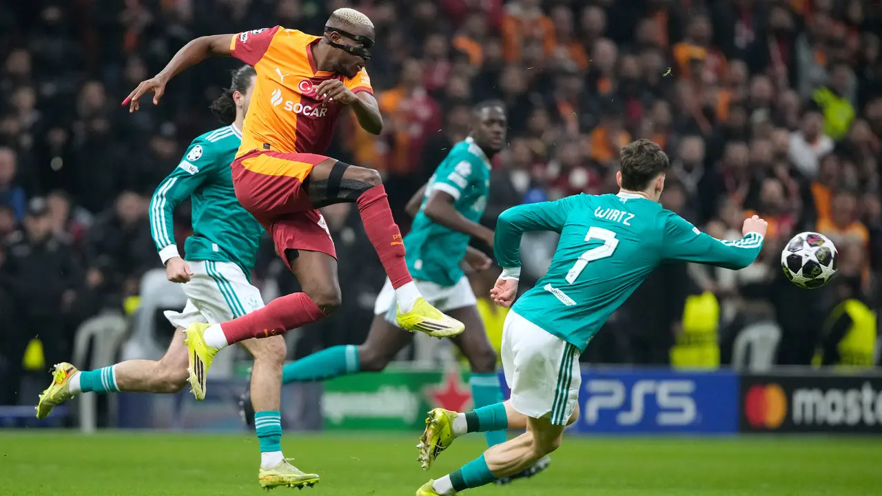 Foto: Momen Respect Suporter Galatasaray Berikan Tribut untuk Victor Osimhen saat Galatasaray Tumbangkan Liverpool di Liga Champions