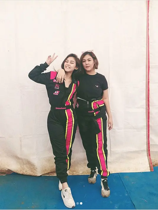 "Meweeeeek liatnya," tulis Ersa Mayori. "Aduuuuh kalian manis bangeeet," tulis Melly Goeslaw. "Mileeaaaan sekolah ya??? Huhu selamat yaaa semoga sukses yaa milea," tulis Acha Septriasa. "Slide ke 2 bkin mewekkk😢," tulis chiie_24. (Instagram/sysiio)