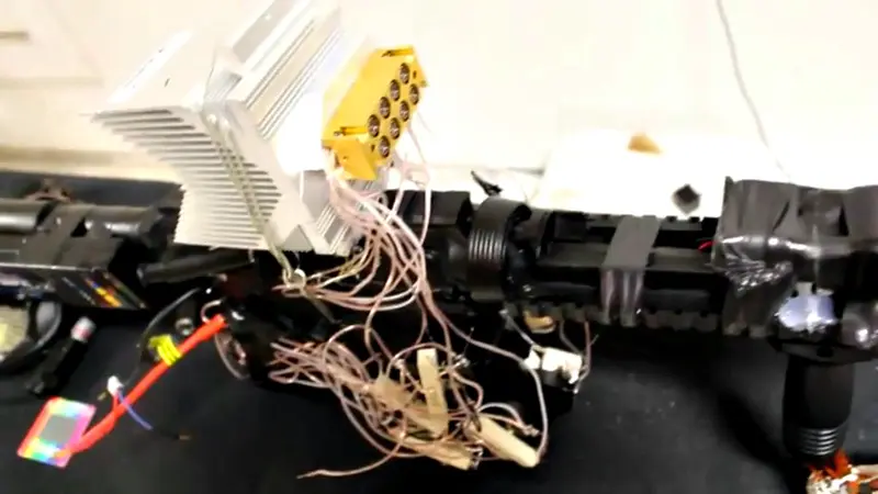 Wow, Pemuda Ini Menciptakan Senjata Laser di Rumah 