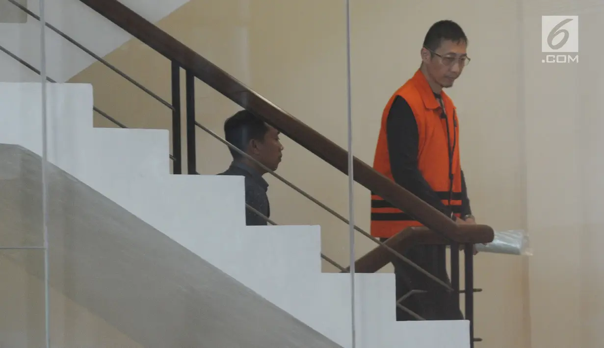 Pengusaha Sendy Pericho menuju ruang pemeriksaan di Gedung KPK, Jakarta, Senin (8/7/2019). Sendy Pericho diperiksa sebagai tersangka kasus dugaan suap pengurusan pengurangan tuntutan pidana terdakwa penipuan investasi yang disidangkan Kejati DKI di PN Jakarta Barat. (merdeka.com/Dwi Narwoko)