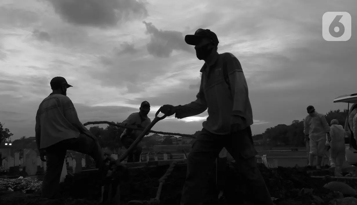 Petugas menyiapkan lahan makam jenazah dengan protokol COVID-19 di TPU Bambu Apus, Jakarta, Kamis (28/1/2021). Kamis (28/1), angka kasus kematian akibat terpapar COVID-19 di Indonesia mencatat rekor baru dengan jumlah 476 jiwa setelah hari sebelumnya 387 orang. (Liputan6.com/Helmi Fithriansyah)