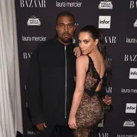 Kim yang terkenal dengan keseksiannya, kini berani mengumbar foto dengan berpose seksi. Belakangan, Kim tak ragu memperlihatkan bagian dadanya saat berfoto, padahal sebelumnya Kim masih menutupi bagian intim tersebut. (AFP/Bintang.com)