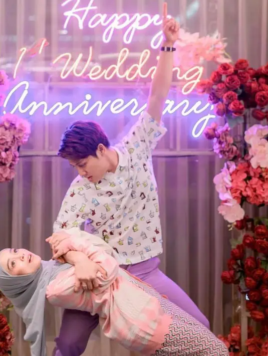 Meski sudah menikah, Lesti dan Rizky tetap romantis bak pasangan ABG. seperti potret ini, keduanya memperlihatkan pose yang unik. (Instagram/askar_photography/lestykejora).