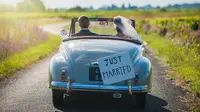 Bila Anda dan pasangan memutuskan mengadakan prosesi melepas kepergian pengantin menggunakan mobil, sebaiknya disesuaikan dengan tema pernikahan.