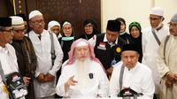 Jemaah calon haji dari Embarkasi Aceh (BTJ) mendapat wakaf Baitul Asyi sebesar 1.500 Riyal atau setara Rp6 juta di Makkah. Penerima diminta memanfaatkan uang tersebut dengan baik. (Foto:Liputan6/Mevi Linawati)