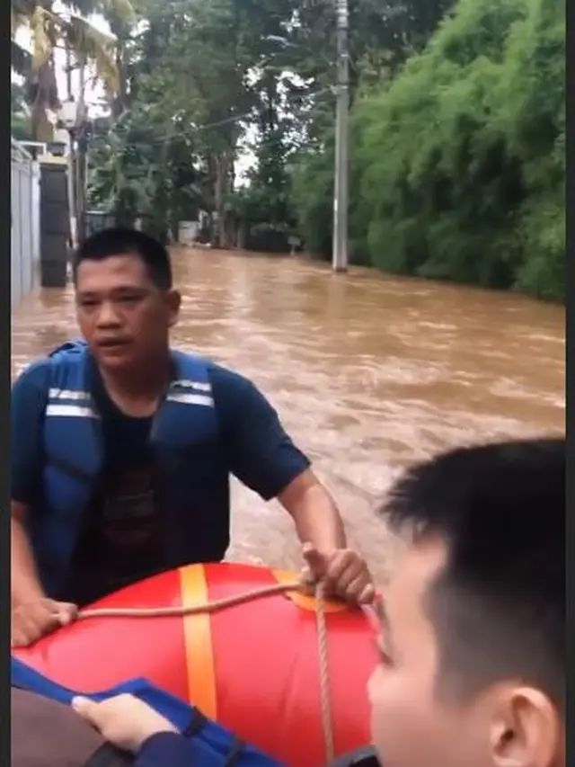 Momen Evakuasi Ibunda Yuni Shara saat Banjir, Mengungsi ke Tempat yang Aman