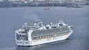 Sebuah kapal pesiar Diamond Princess berlabuh di Pelabuhan Yokohama pada saat kedatangan di Yokohama, dekat Tokyo, Selasa, (4/2/2020). Juru bicara Jepang, Yoshihide Suga menyebut delapan orang di dalam kapal tersebut mengalami gejala-gejala virus corona seperti demam. (Kyodo News via AP)