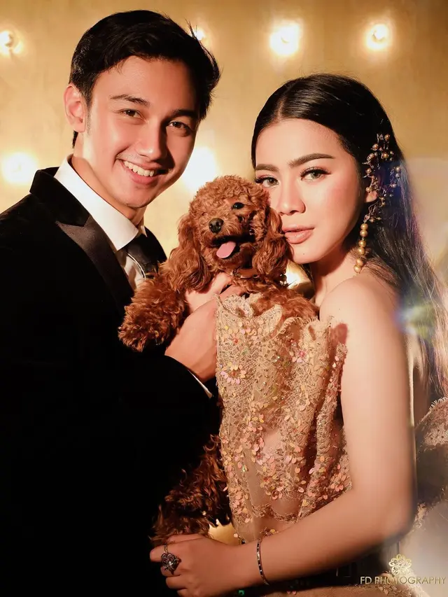 Bak Keluarga, Ini 6 Potret Caesar Hito dan Felicya Angelista Bersama Anjing Kesayangannya