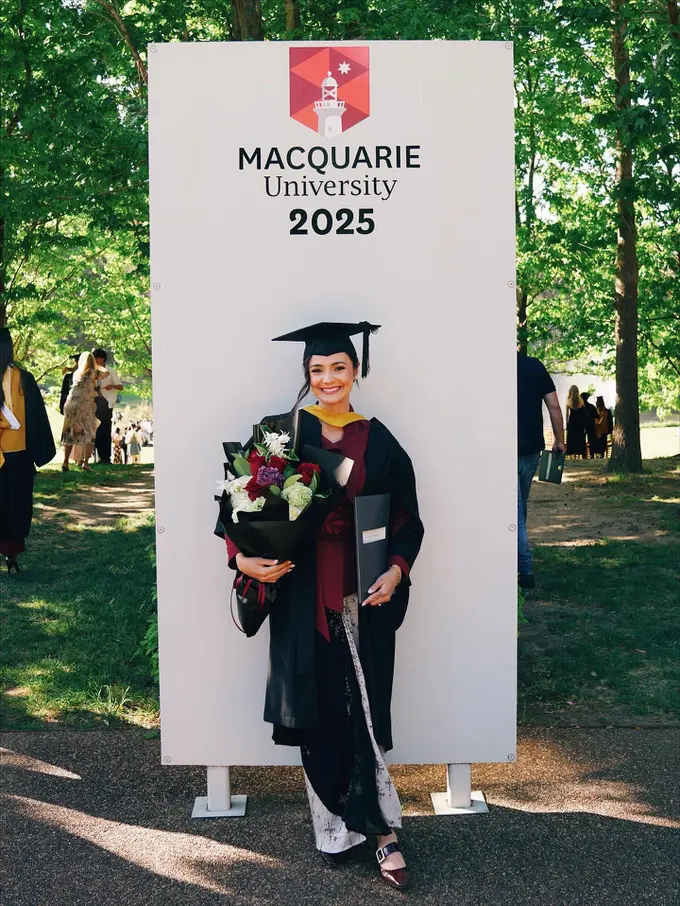 Gaya Amanda Rawles Resmi Lulus dari Macquarie University Sydney, Tampil Edgy dengan Kebaya dan Batik Modifikasi