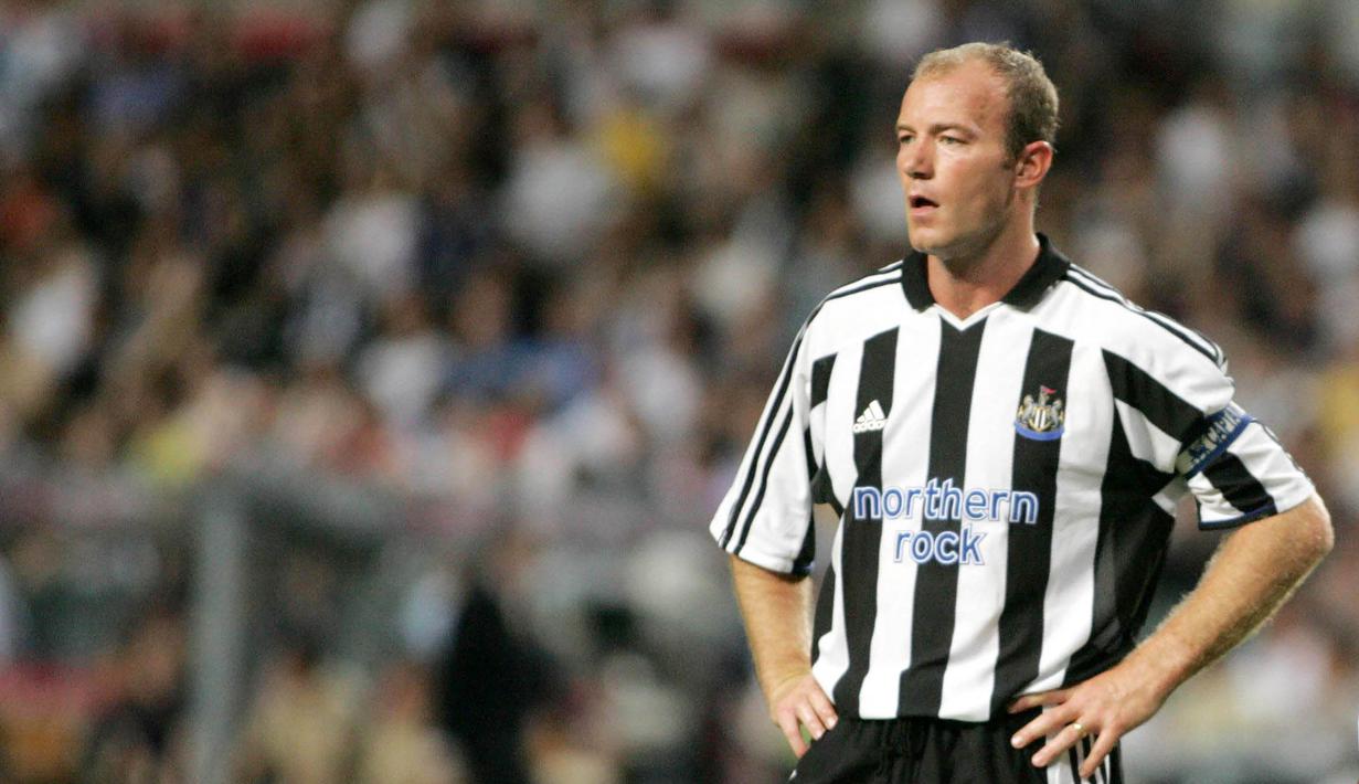 2. Alan Shearer (Newcastle) – Keputusan Ruud Gullit mencadangkan pria asal Inggris ini saat laga kontra Sunderland berbuntut panjang. Gullit tidak hanya bersitegang dengan sang pemain tapi juga menjadi musuh fans Newcastle United. (AFP/Samantha Sin)