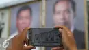Warga mengambil gambar foto Jokowi dan Duterte dengan ponsel di Taman Pandang Istana, Jakarta, Kamis (8/9). Rencananya Duterte  akan ke Indonesia pada Jumat (9/9). (Liputan6.com/Immanuel Antonius)