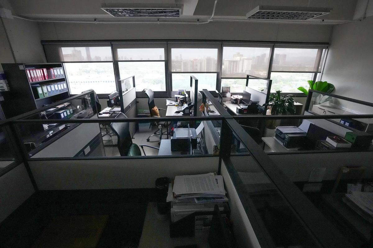 FOTO: Kantor Pemerintah Manila Kosong Akibat Krisis BBM