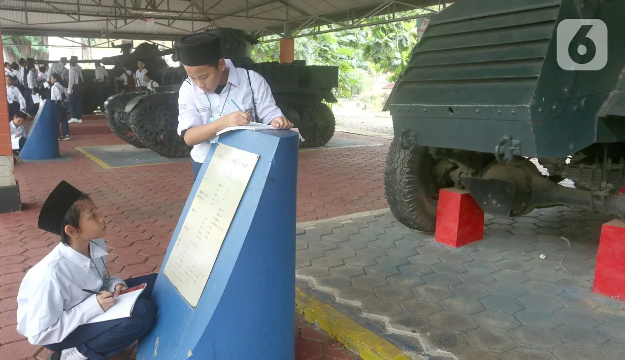 Sejumlah siswa dari Bekasi mencatat saat mengunjungi Museum Satria Mandala pada peringatan Hari Pahlawan, Kamis, Jakarta (10/11/2022). Museum sejarah perjuangan Tentara Nasional Indonesia ini menjadi alternatif kunjungan untuk mengedukasi siswa sekolah nilai-nilai kepahlawanan  pada peringatan Hari Pahlawan Nasional  10 November. (merdeka.com/Arie Basuki)