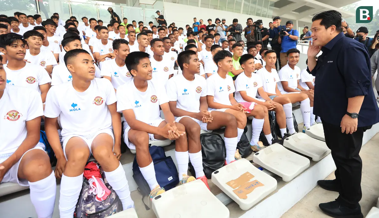 Ketua umum PSSI, Erick Thohir, menyapa para peserta seleksi pemain untuk mengikuti program Garuda Select di Stadion Madya Gelora Bung Karno, Jakarta, Kamis (6/7/2023). (Bola.com/M Iqbal Ichsan)