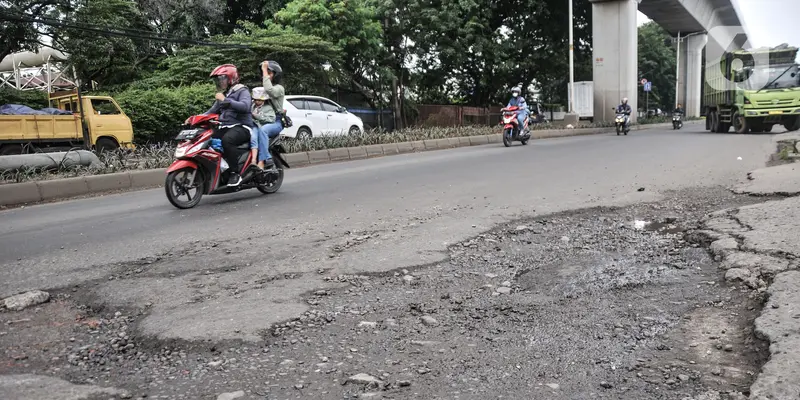 Jalan Raya Bekasi Rusak dan Berlubang Ancam Keselamatan Pengendara