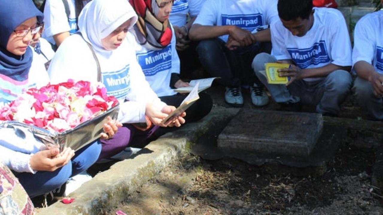 Kekhusyukan aktivis gelar tahlilan di makam Munir
