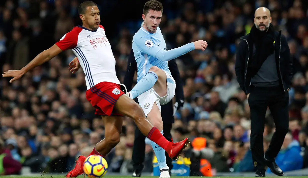 Bek baru Manchester City, Aymeric Laporte (tengah) berusaha membuang bola dari kawalan pemain West Bromwich Albion's, Salomon Rondon saat bertanding pada lanjutan Liga Inggris di Stadion Etihad, (31/1). Man City menang 3-0. (Martin Rickett/PA via AP)