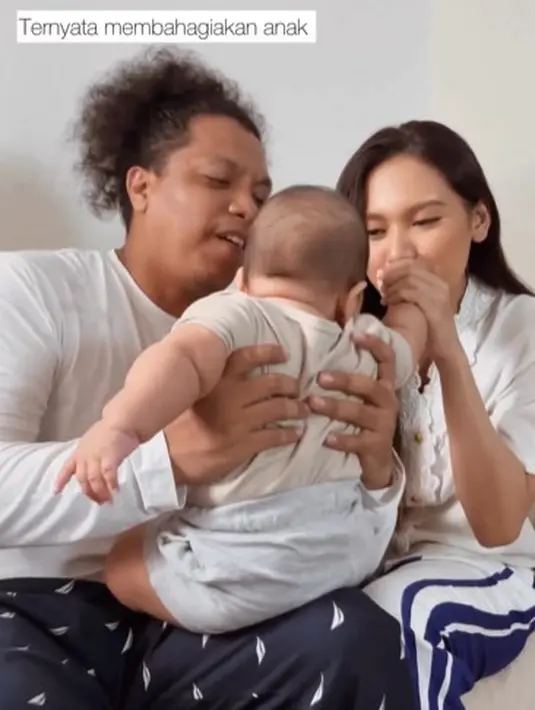 <p>Indah Permatasari bersama buah hati. [Instagram/indahpermatas]</p>