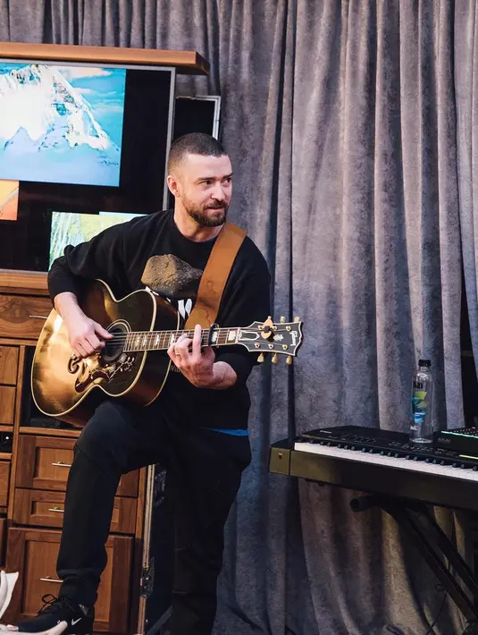Justin Timberlake menyewa seseorang yang mirip Britney Spears untuk lagu Cry Me River. Lagu tersebut menceritakan tentang mantan yang selingkuh. (instagram/justintimberlake)