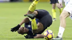 Pemain Inter Milan, Joao Mario terjatuh saat berduel dengan pemain Chievo pada lanjutan Serie A di San Siro stadium, Milan, (14/1/2017). Inter menang 3-1. (AP/Luca Bruno)