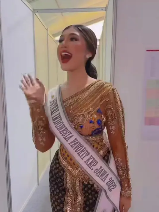 Puteri Indonesia Favorit Kepulauan Jawa 2022 Shinta Yuliasmi mengenakan kebaya modern model one shoulder warna coklat. [Instagram/cindymaymcguire]