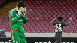 Pemain Napoli,Lorenzo Insigne (kanan) Napoli Bungkam Tmerayakan gol ke gawang Legia yang di kawal kiper Legia Warsaw, Dusan Kuciak pada lanjutan  UEFA Europa League di Stadion San Paolo, Naples, Jumat (11/12/2015) dini hari WIB. (AFP Photo/Carlo Hermann)