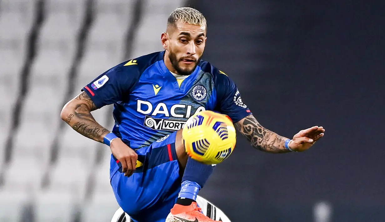 Pemain Udinese Roberto Pereyra mengontrol bola saat melawan Juventus pada pertandingan Liga Italia di Allianz Stadium, Turin, Italia, Minggu (3/1/2021). Juventus menang 4-1 dengan sumbangan dua gol dari Cristiano Ronaldo. (Marco Alpozzi/LaPresse via AP)