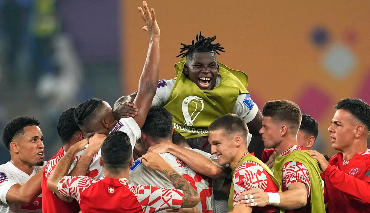 Para pemain Swiss bereaksi pada akhir pertandingan sepak bola Grup G Piala Dunia 2022 melawan Serbia di Stadion 974, Doha, Qatar, Sabtu (3/12/2022). Swiss melaju ke babak 16 besar Piala Dunia 2022 setelah mengalahkan Serbia dengan skor 3-2. (AP Photo/Ebrahim Noroozi)