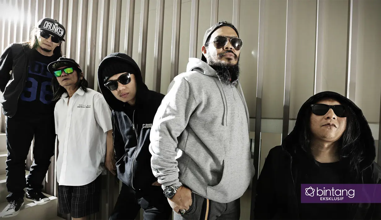 Belasan judul album telah di rilis grup musik Jamrud. Tema berbeda-beda diberikan untuk disuguhkan pada Jammers sapaan para penggemarnya. Kali ini, Jamrud kembali dengan album baru dan mengusung tema nostalgia. (Bambang E. Ros/Bintang.com)