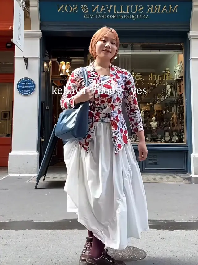 Camillia Azzahra Kenakan Kebaya di Inggris. [@camilliazr]