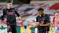 Striker Real Madrid, Rodrygo (kanan) melakukan selebrasi usai mencetak gol kedua timnya ke gawang Granada dalam laga lanjutan Liga Spanyol 2020/2021 pekan ke-36 di Los Carmenes Stadium, Granada, Kamis (13/5/2021). Real Madrid menang 4-1 atas Granada. (AP/Fermin Rodriguez)