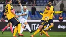 Pemain Lazio, Luis Alberto (2kiri) melepaskan tembakan melewati adangan dua pemain Hellas Verona pada lanjutan Serie A di di Olympic stadium, Roma, (19/2/2018). Lazio menang 2-0. (AFP/Alberto Pizzoli)