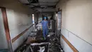 Salah satu staf rumah sakit Palestina memeriksa kerusakan di dalam rumah sakit Nasser di Khan Yunis, Jalur Gaza selatan, menyusul serangan Israel pada 13 Mei 2025. (Eyad BABA/AFP)