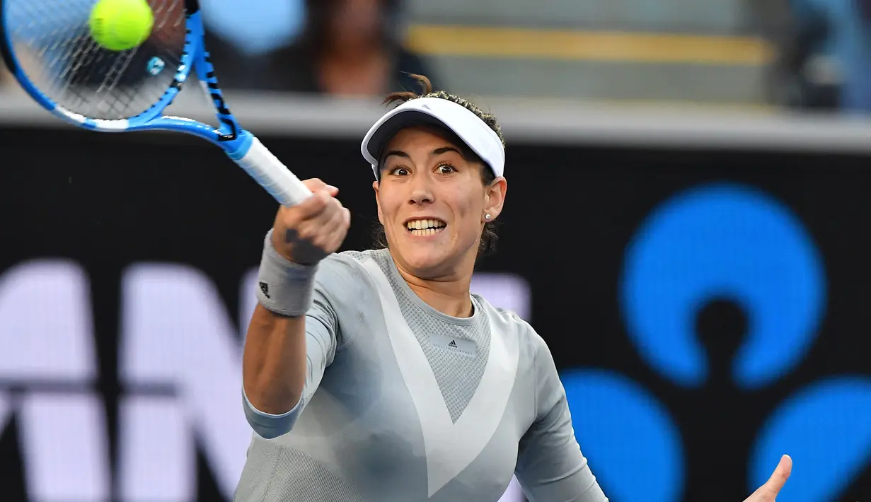 Petenis Spanyol, Garbine Muguruza mengembalikan bola saat melawan petenis Prancis, Jessika Ponchet pada putaran pertama Australia Tebuka di Melbourne, (16/1/2018). (AFP/Greg Wood)