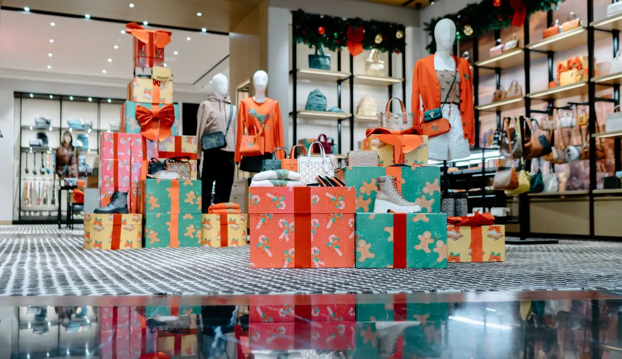 Kita juga dapat merasakan kehangatan dalam cuaca yang dingin melalui silhouette bag yang tak lekang oleh waktu, yaitu Coach Pillow Tabby, Pillow Madison dan Tote in shearling, bergaya cozy-luxe terbuat dari supple nappa leather, dan dilengkapi dengan tali lepas pasang untuk pemakaian di bahu atau crossbody, serta bisa dijadikan tas jinjing sehari-hari yang mewah. Serta Coach Pillow Tote yang sangat lembut ketika disentuh dan berukuran ringan akan menjadi koleksi favorit di musim ini, dengan gaya yang squeezable, dibuat dari quilted nappa leather dan memiliki kantong seleting untuk menaruh barang-barang pentingmu. / Foto dok Coach.