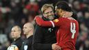 Bek Liverpool, Virgil Van Dijk memeluk pelatihnya Jurgen Kloop usai pertandingan melawan Everton di Piala FA di Anfield, Inggris (5/1). Bek termahal Liverpool ini mencetak gol penentu kemenangan Liverpool 2-1 atas Everton. (AP Photo / Rui Vieira)