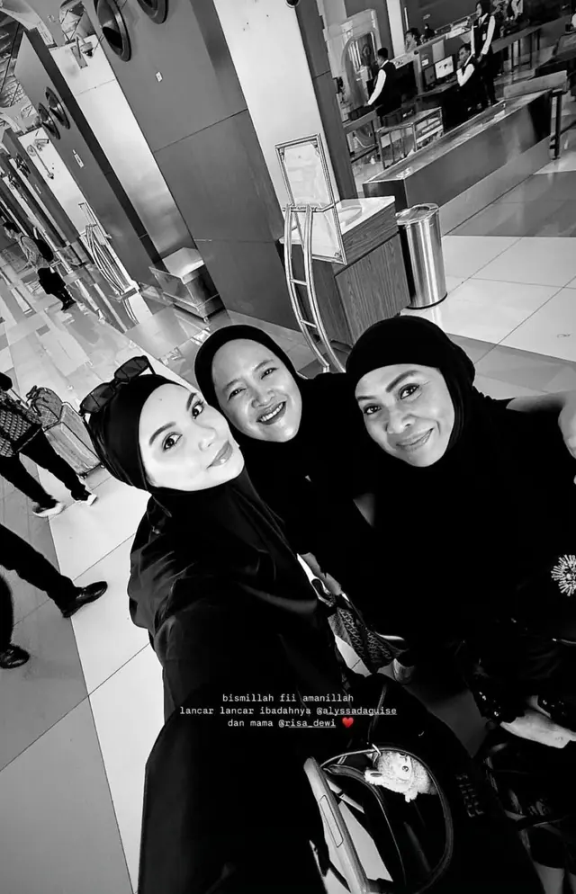 7 Potret Alyssa Daguise umrah bareng ibunda, tepis kabar beda keyakinan dengan Al Ghazali