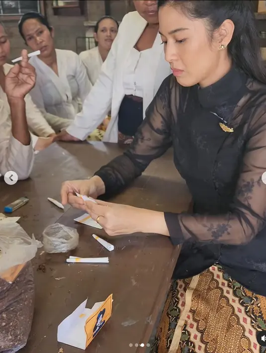 Tak hanya jadi ekstras, mereka ternyata juga jadi guru yang ajari Dian soal kretek. [Instagram.com/therealdisastr]