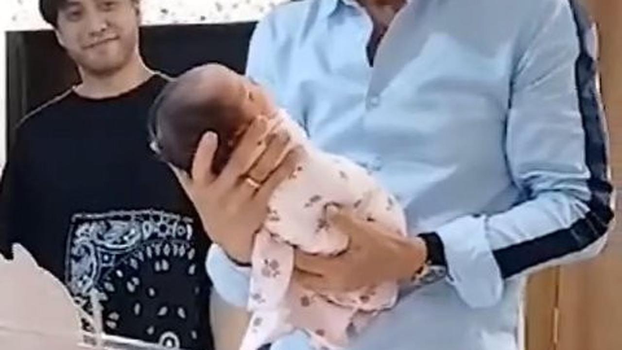 Akhirnya Bisa Timang Cucu, 7 Potret Addie MS Gendong Anak Kevin Aprilio - Jadi Kado Ultah Terindah