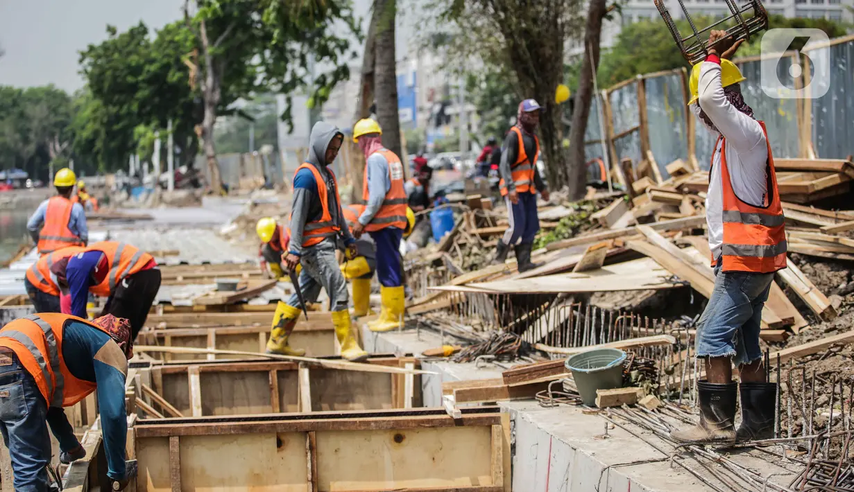 Pekerja mengerjakan proyek pemasangan sheet pile (turap) di kawasan Waduk Sunter Selatan, Jakarta, Senin (18/11/2019). Pemkot Jakarta Utara terus berupaya mempercantik kawasan Danau Sunter Selatan, salah satunya dengan pembangunan sheet pile atau turap. (Liputan6.com/Faizal Fanani)
